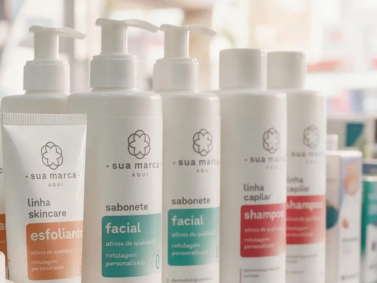 Prateleira de farmácia com uma linha de cosméticos rotulada “sua marca aqui”